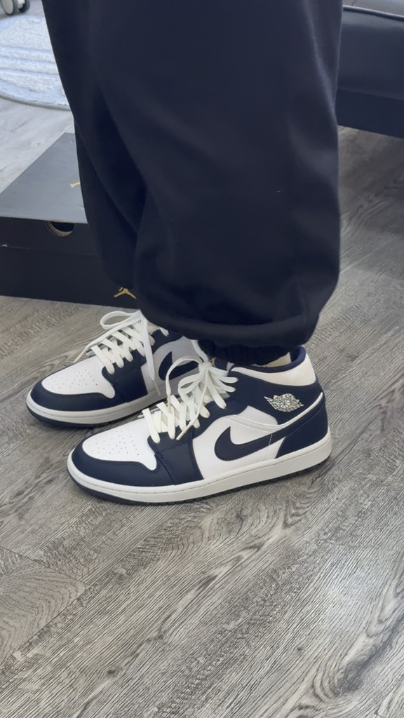 Giày Nike Air Jordan 1 Mid White/ Metalic Gold 554724 174