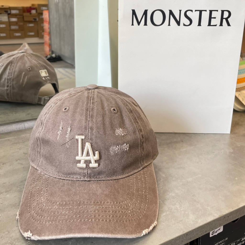 Nón LA begie chữ trắng