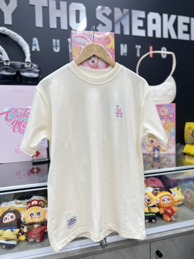 áo new era begie chữ LA tím