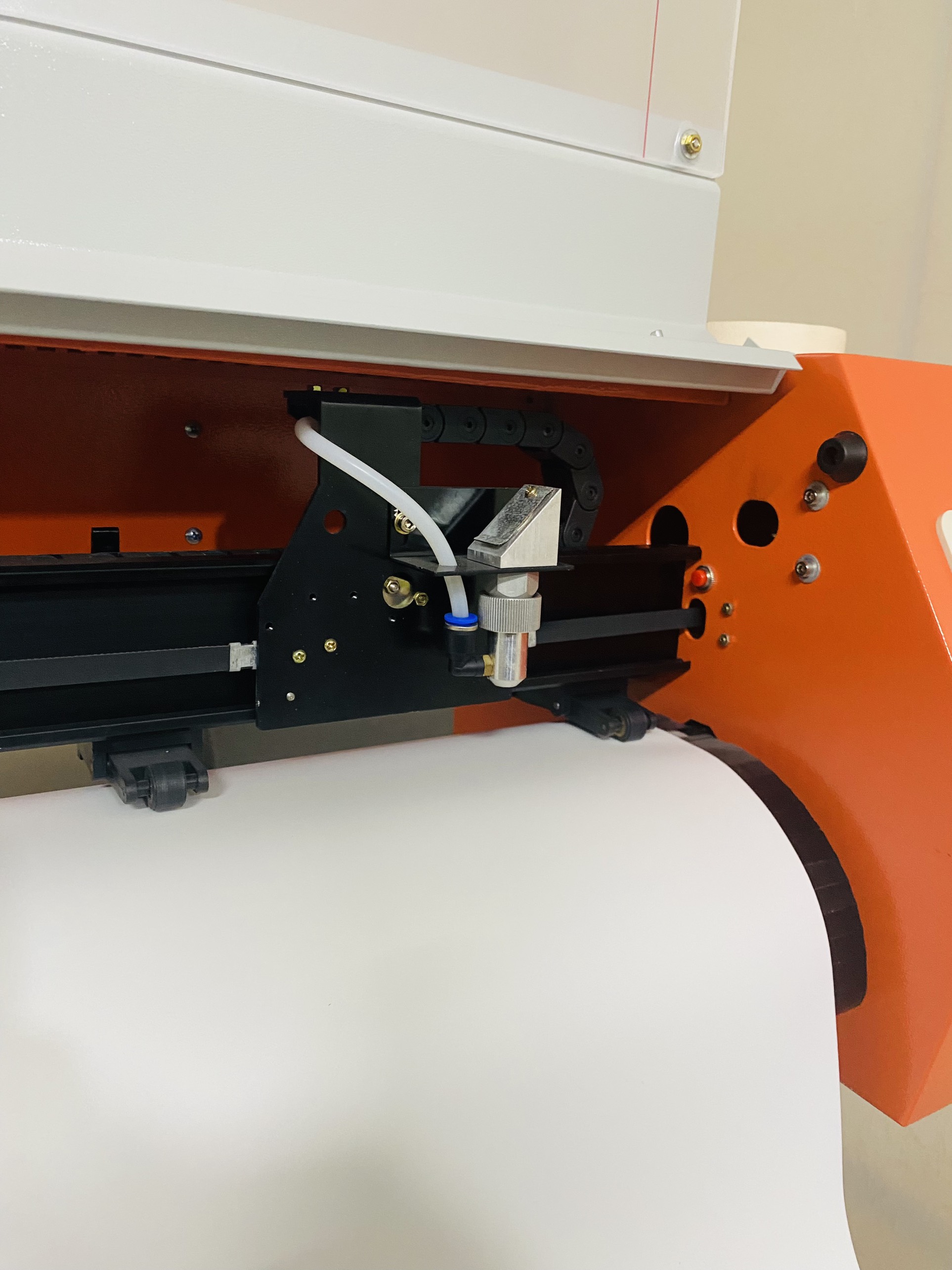 Nguyên lý hoạt động và ứng dụng của máy cắt laser CNC