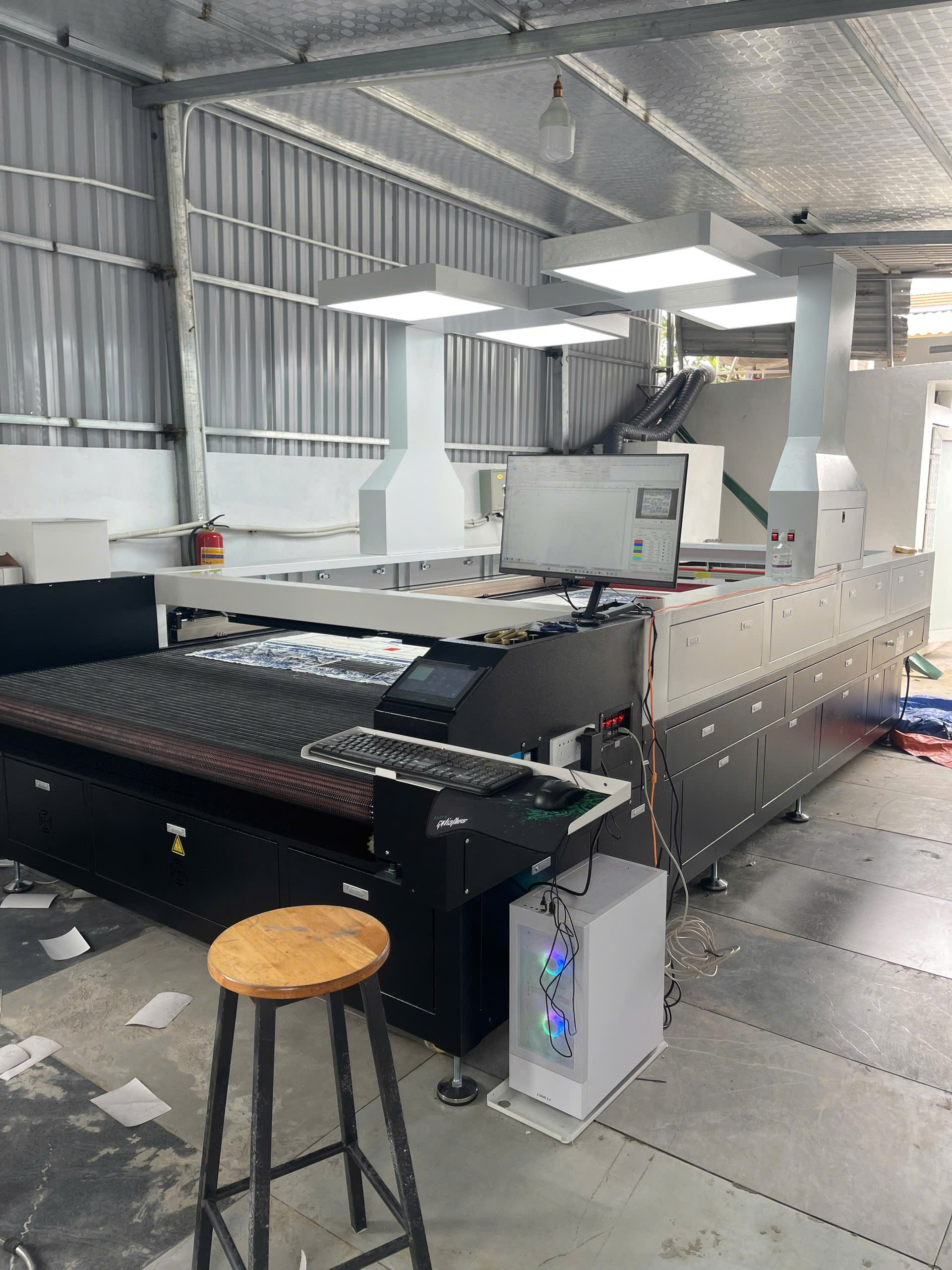 MÁY CẮT VẢI LASER 1827