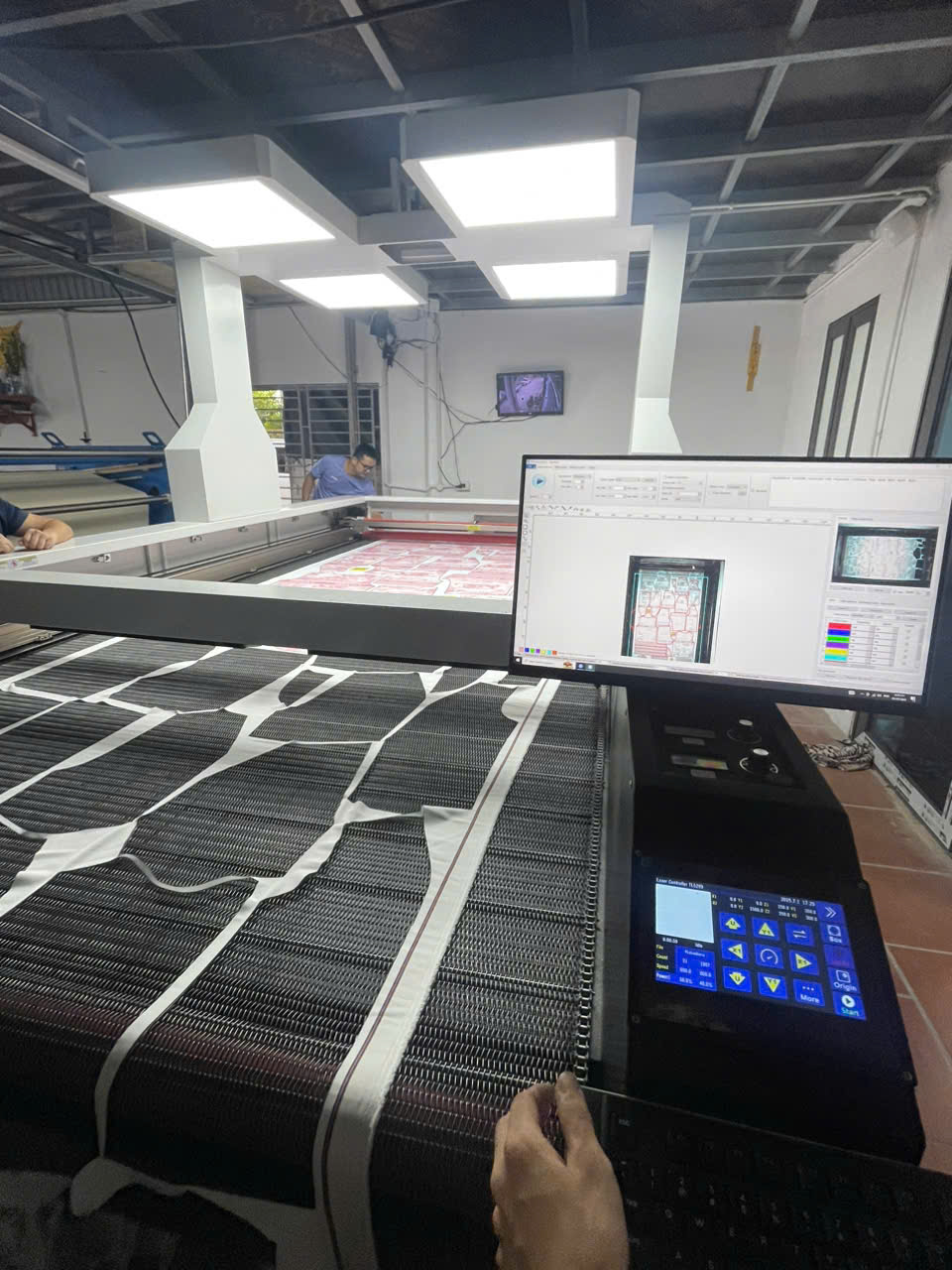 MÁY CẮT VẢI LASER 1825