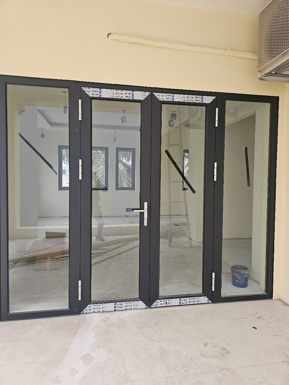 Cửa đi cánh mở nhôm hệ 55 châu âu Aluso