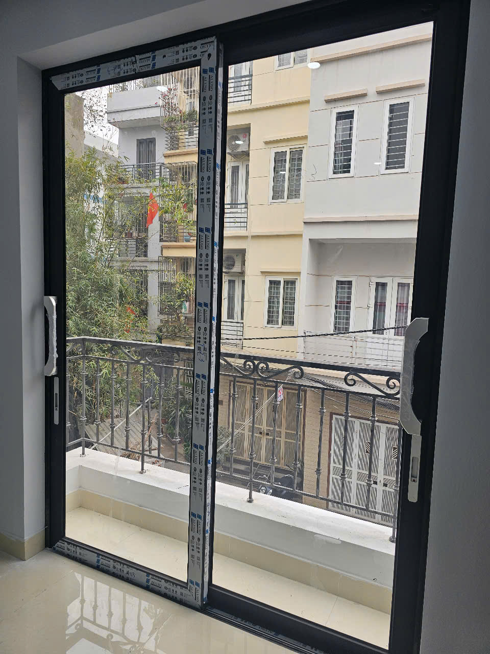 Cửa đi lùa 2 cánh  và 4 cánh nhôm hệ châu âu Aluso