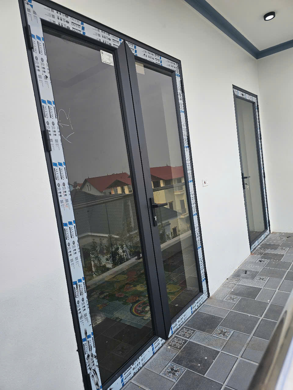 Hệ cửa đi và cửa sổ 55 vát cạnh trơn