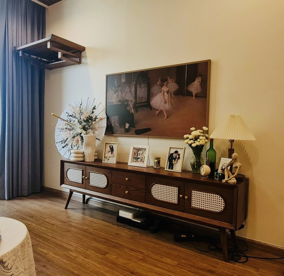 Chiếc kệ trang trí trở nên mềm mại và duyên dáng hơn nhờ các mảng trang trí bằng mây