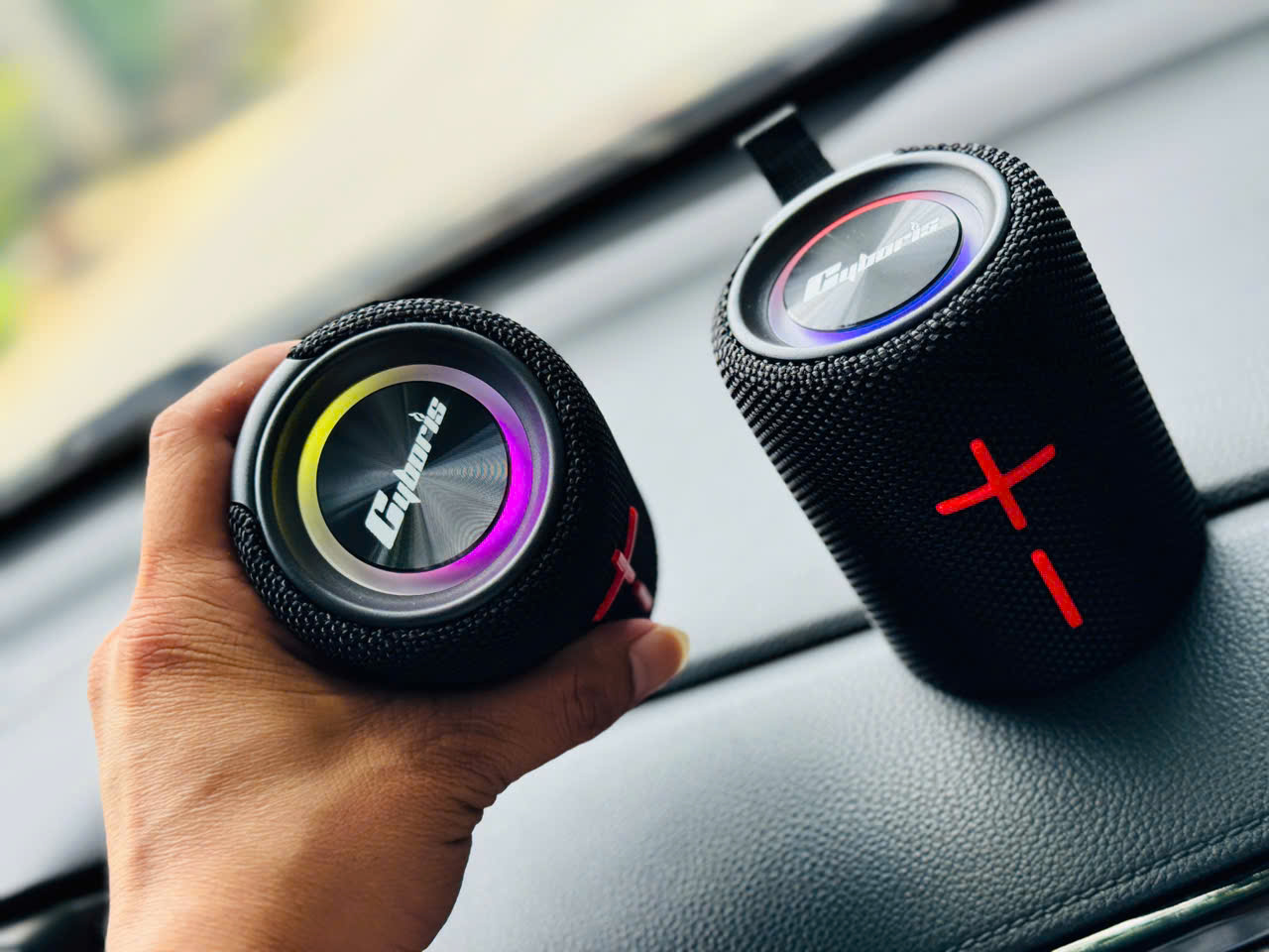 Thiết kế 2 trong 1 đột phá của Cyboris S11, tách rời dễ dàng bằng nam châm.