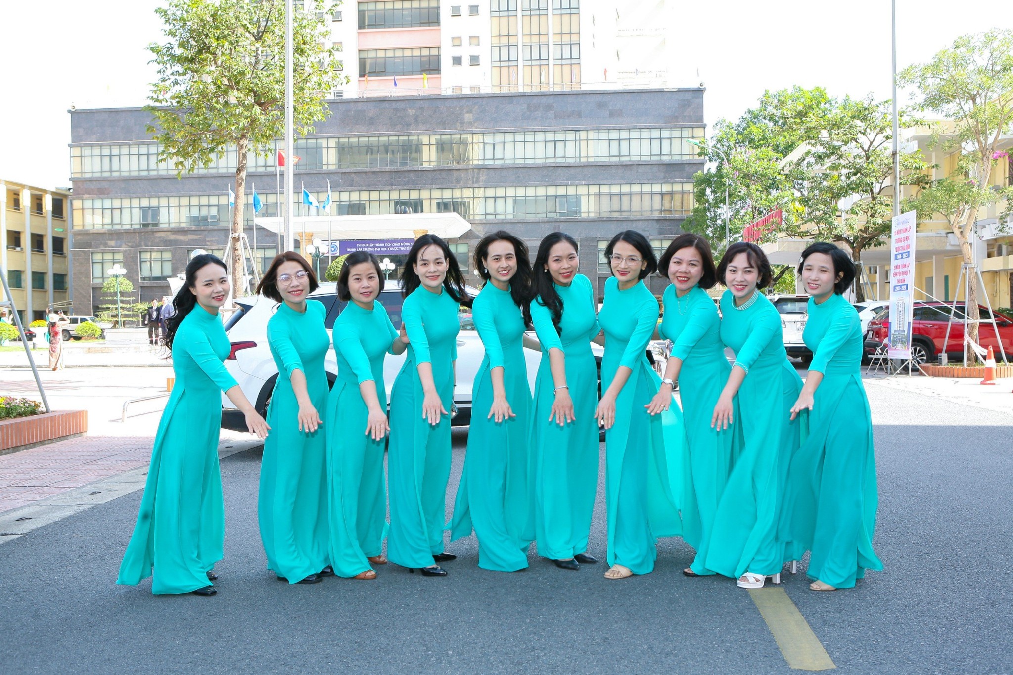 Những dáng áo dài phổ biến, hot hit nhất hiện nay