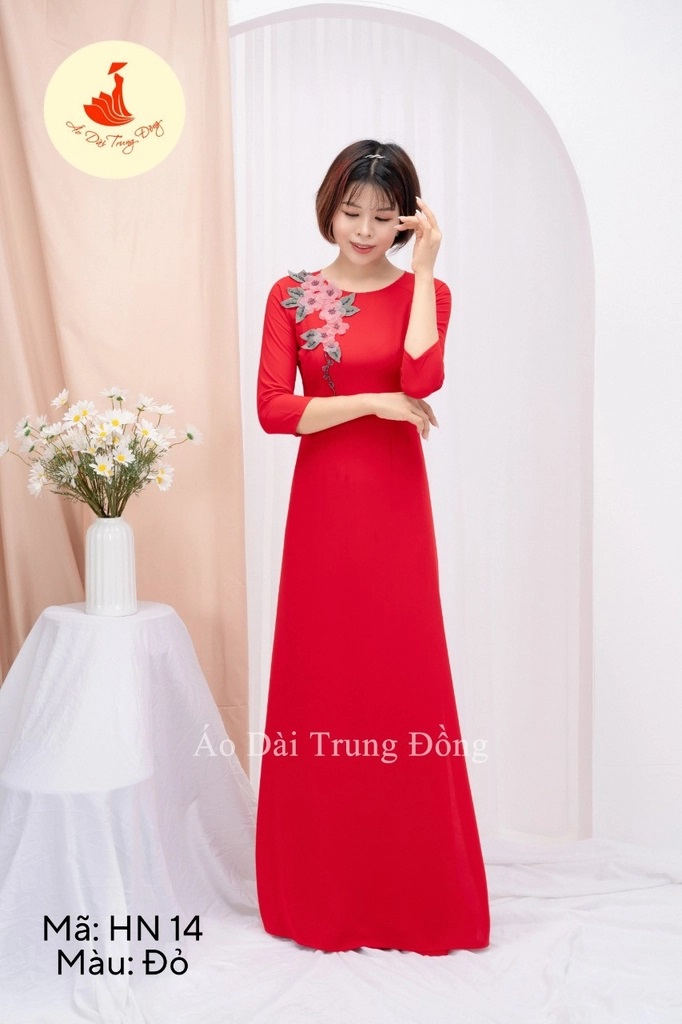 Áo dài màu đỏ