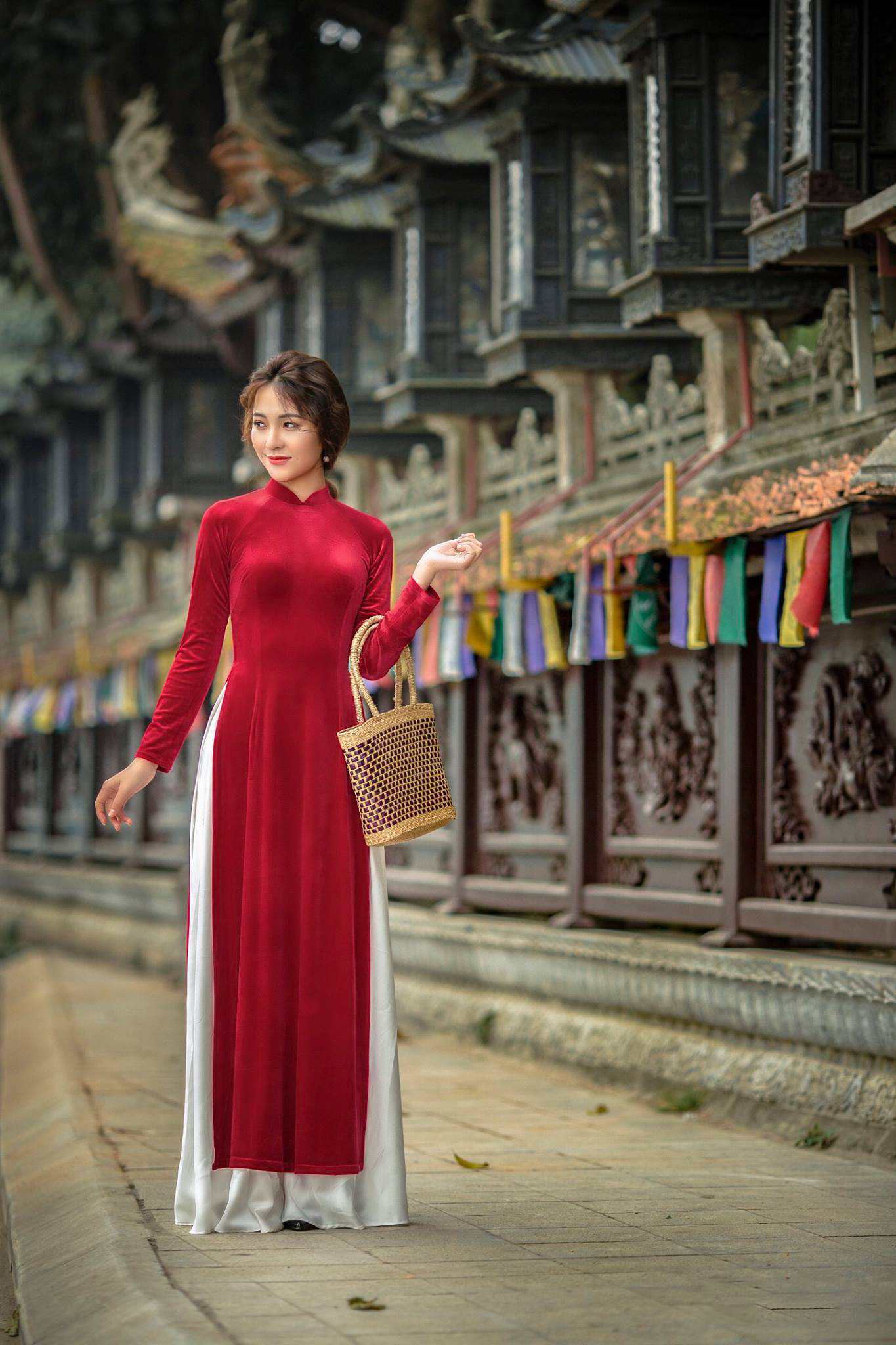 Áo dài nhung đỏ - Hiện đại qua chất liệu và màu sắc
