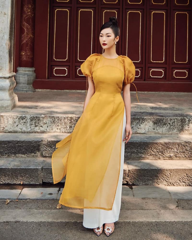 Áo dài cổ tròn tay phồng kết hợp tóc buộc cao