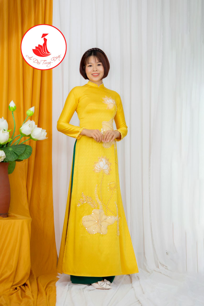 Mẫu áo dài vàng trơn cổ cao chất liệu gấm - Main Image