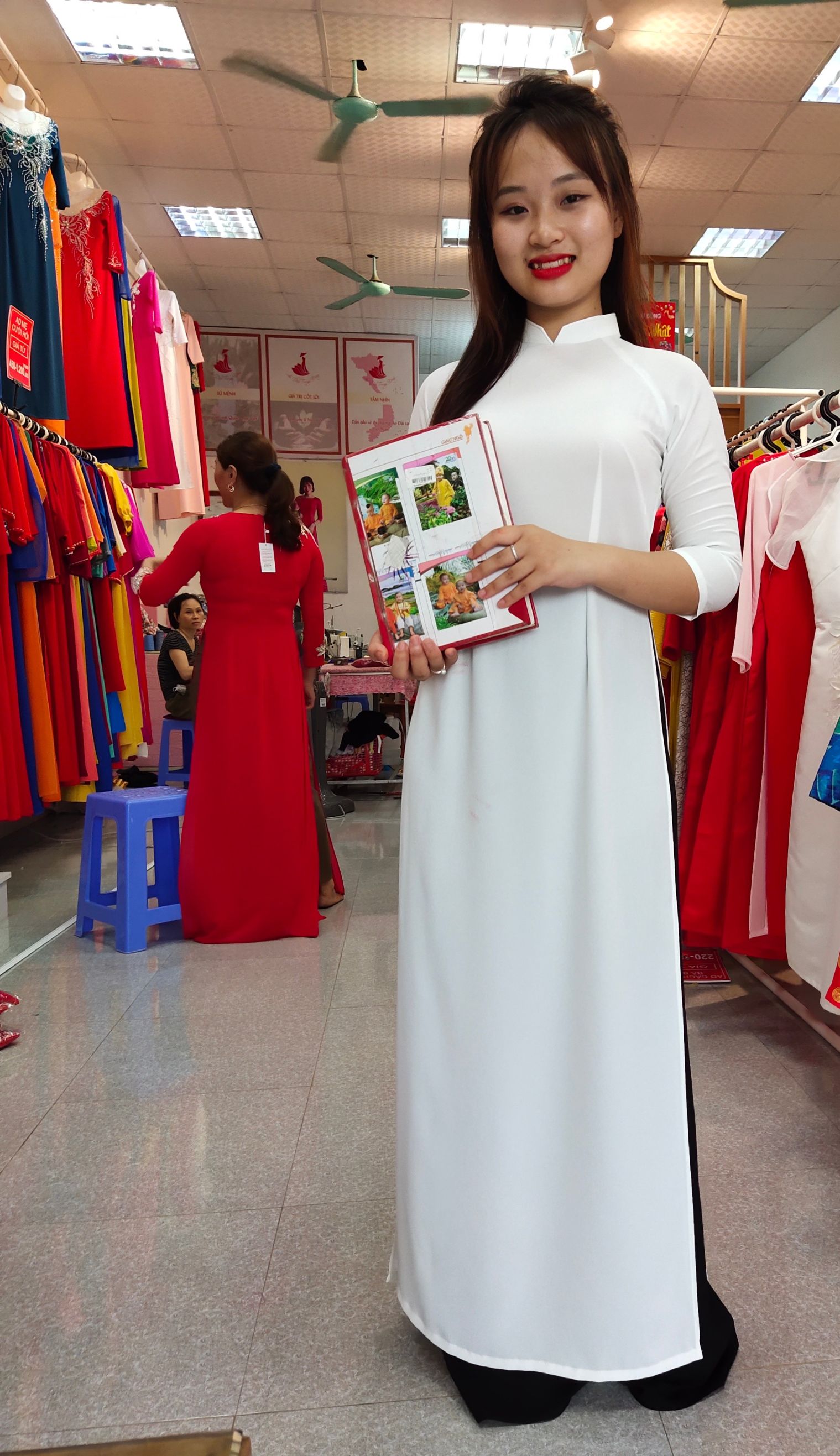 Áo Dài Trắng Chất Liệu Vải Mango May Tà Suông Min Mát