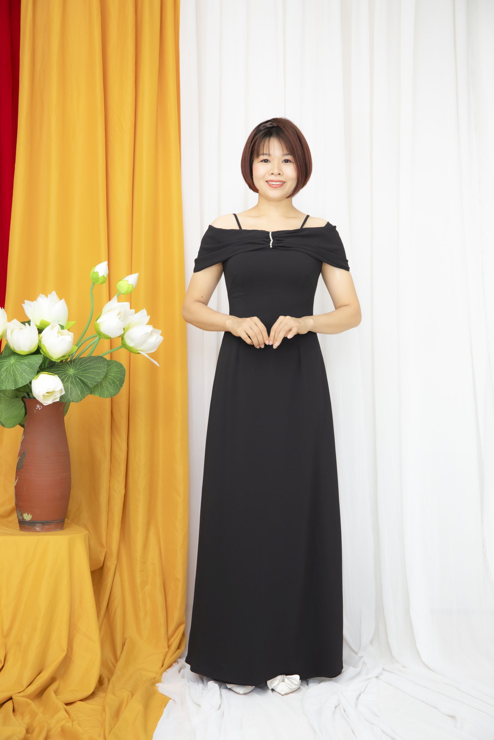 Áo dài cổ váy màu đen vải Chifon