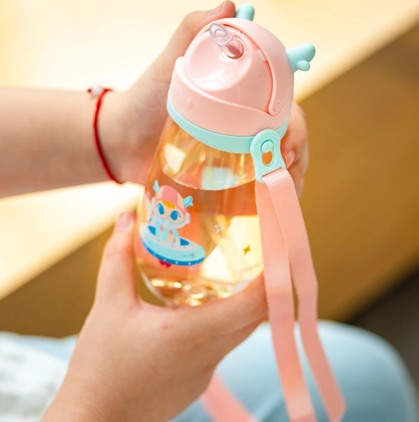 Bình nước nhựa cho bé LocknLock Deer Kids Bottle 450ml có ống hút và dây đeo HAP910
