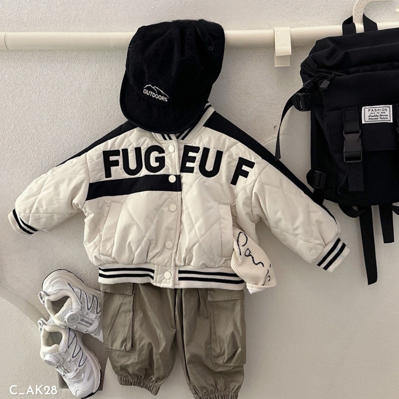 TH Áo Bomber FUGEUF trắng đen(90-130)