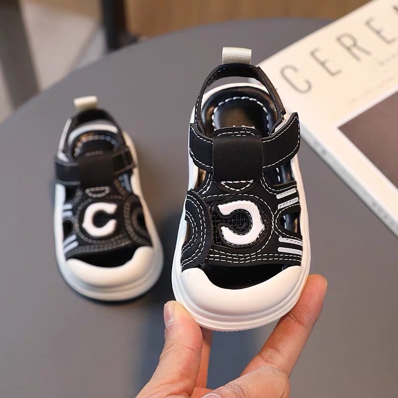 N Sandal quai dán chữ C đen (S16-26)