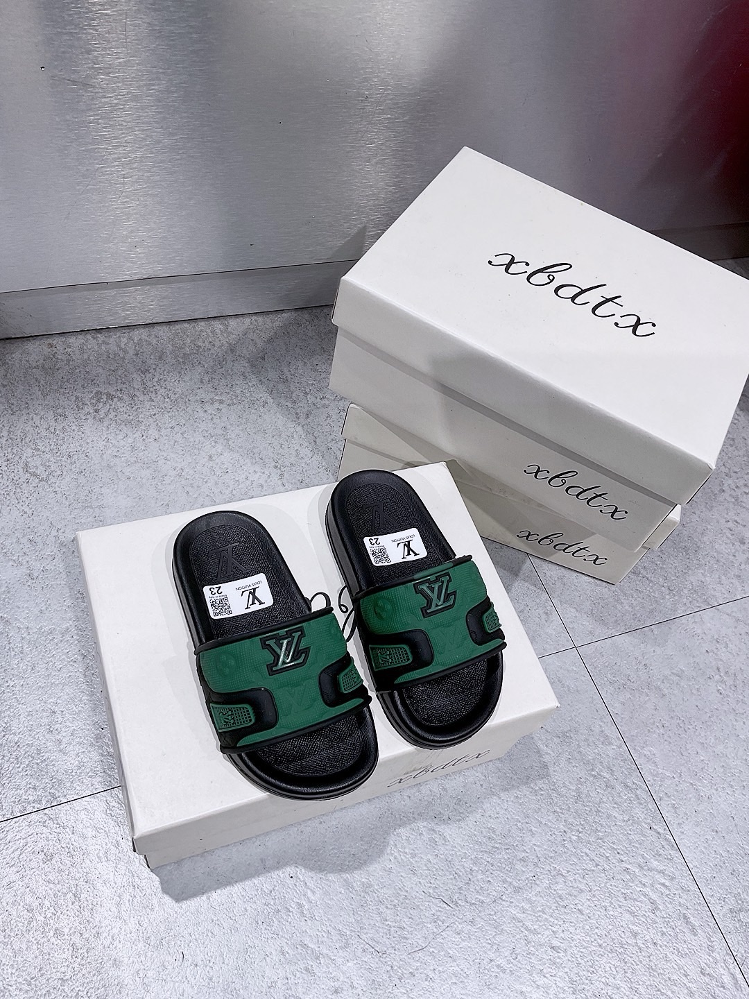 KB - Dép quai ngang LV logo nổi(23-36)