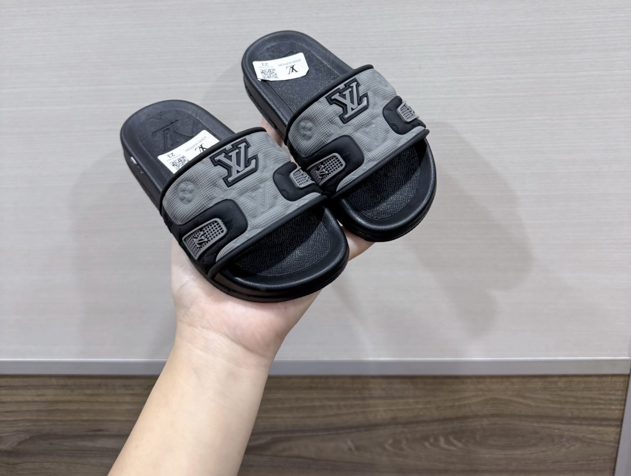 KB - Dép quai ngang LV logo nổi(23-36)