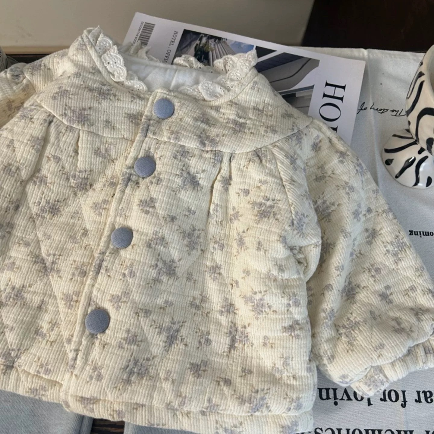 TL - Áo khoác chần bông hoa nhí xanh cổ ren trắng(80-140)