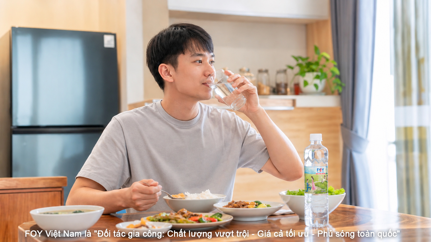 Uống nước trong khi ăn có tốt không? Cách uống đúng để không gây khó chịu
