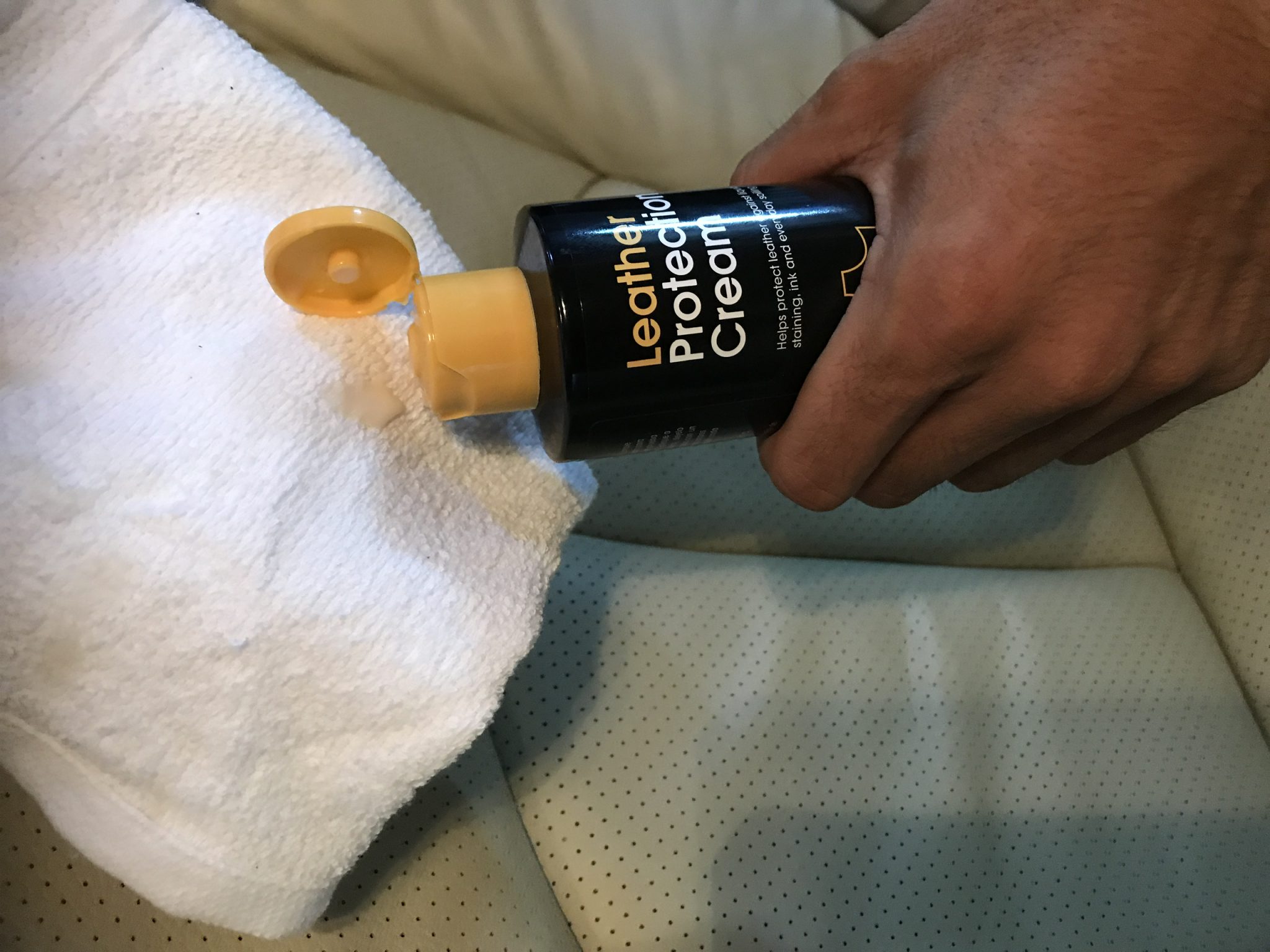 Bảo dưỡng và bảo vệ ghế da & túi da định kỳ - Leather Protection Cream