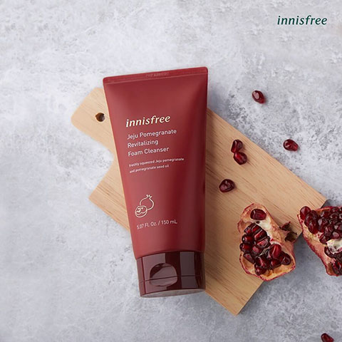 Sửa rửa mặt sạch sâu innisfree Jeju Pomegranate Revitalizing Foam Cleanser