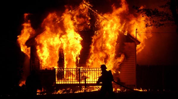 Một số kỹ năng phá cửa cuốn, cửa xếp khi có sự cố cháy, nổ xảy ra