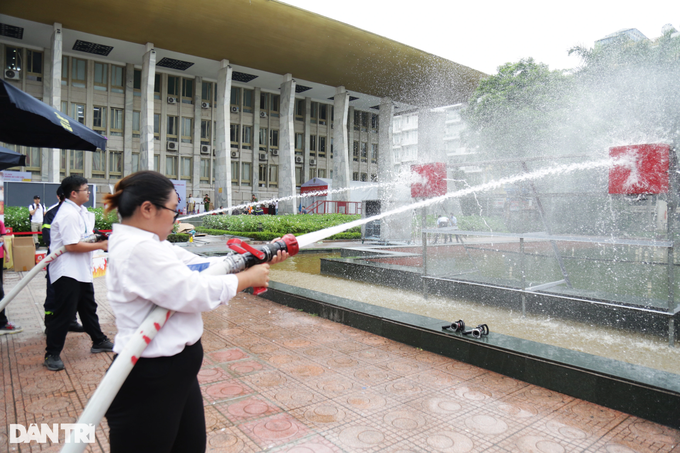 Cảnh sát hướng dẫn các em nhỏ thoát nạn khi có cháy tại nhà ở