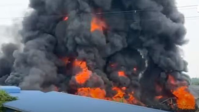 Cháy lớn tại công ty nệm ở Bình Dương