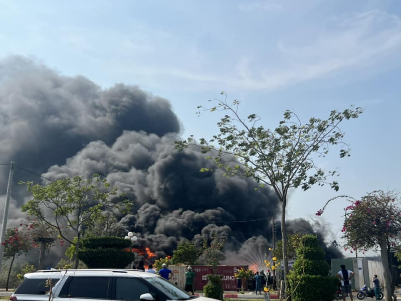 Đốt rác gây cháy lan sang bãi chứa phế liệu