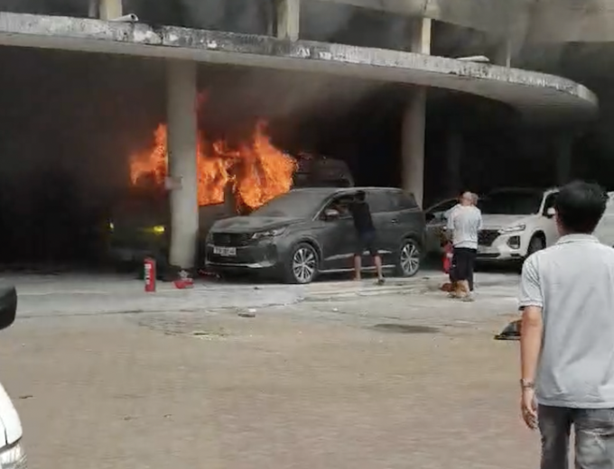 Cháy bãi xe ở Sài Gòn