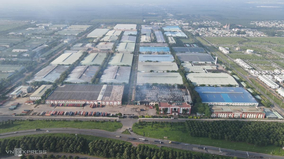 Cháy xưởng gỗ 13.000 m2 ở Đồng Nai tan hoang sau vụ cháy