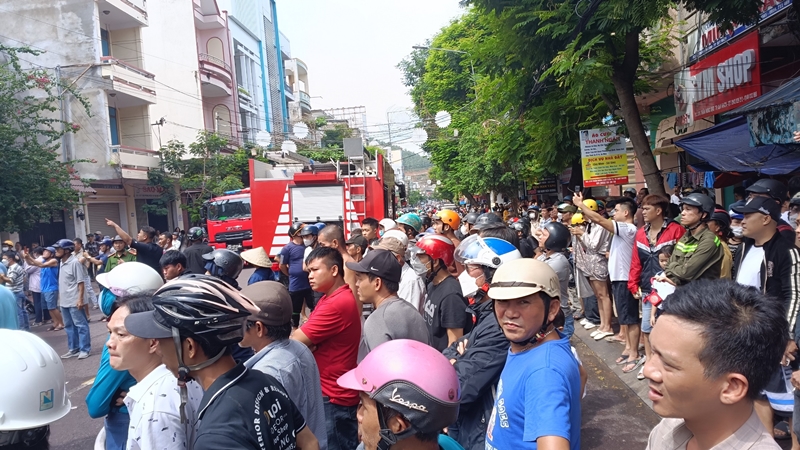 Nhanh chóng dập tắt đám cháy cửa hàng chăn đệm