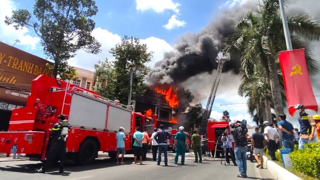 Cháy lớn ở cửa hàng phụ tùng ô tô ngay trung tâm TP Cần Thơ giữa trưa nắng