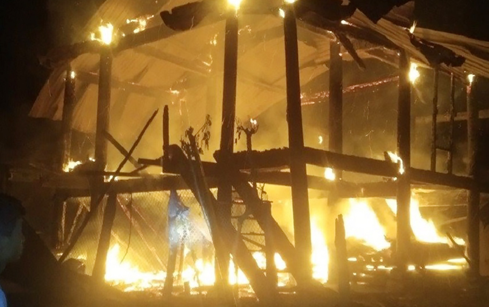 Nhà gỗ 3 gian cháy rực lửa ở miền núi Nghệ An