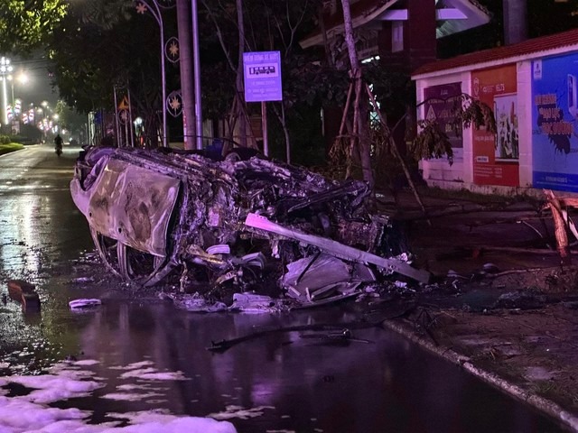 Cảnh sát cơ động lao vào ngọn lửa, “chạy đua” với thời gian để cứu 6 người mắc kẹt trong ô tô gặp nạn