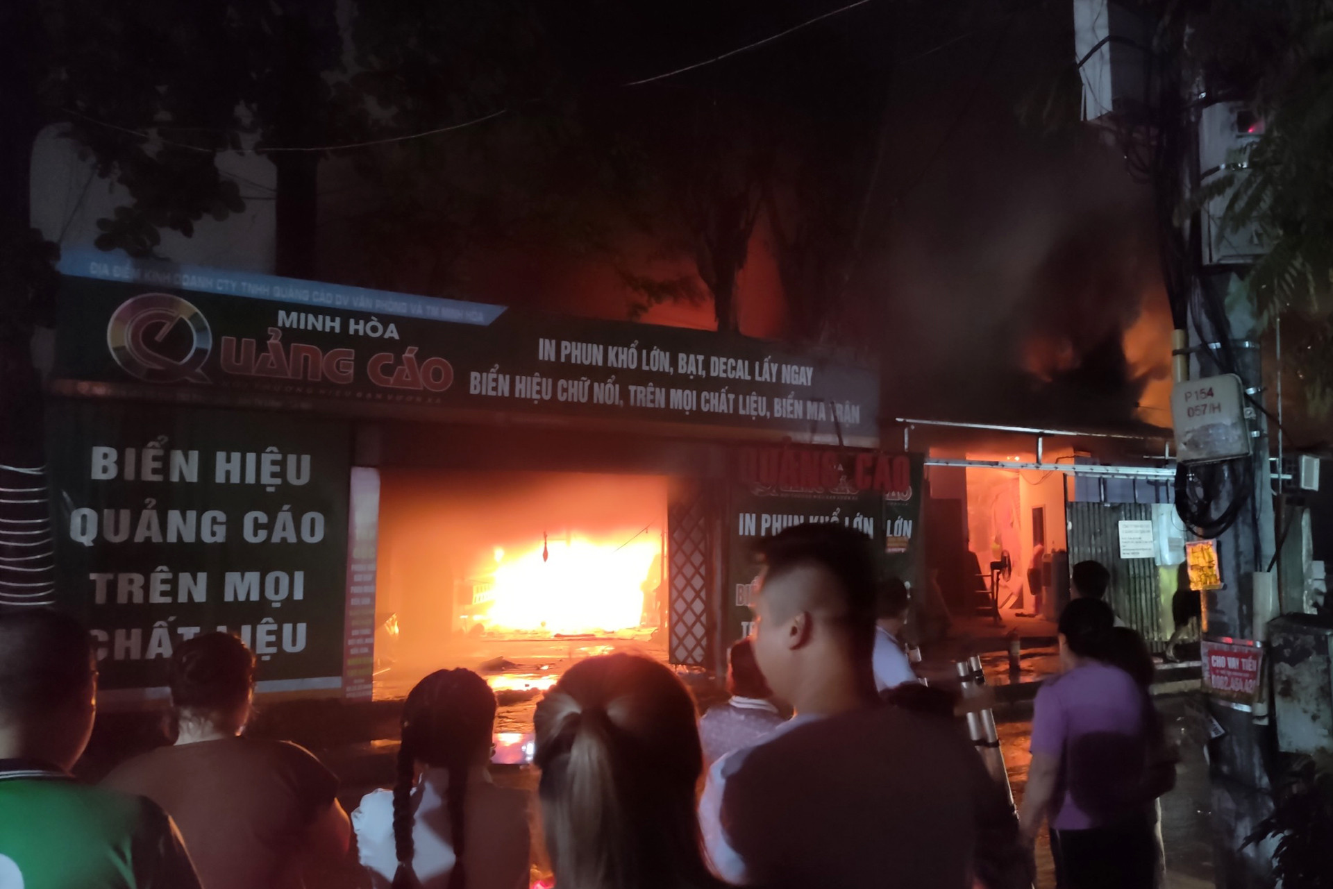 Một vụ cháy dữ dội đã xảy ra tại xưởng in biển quảng cáo