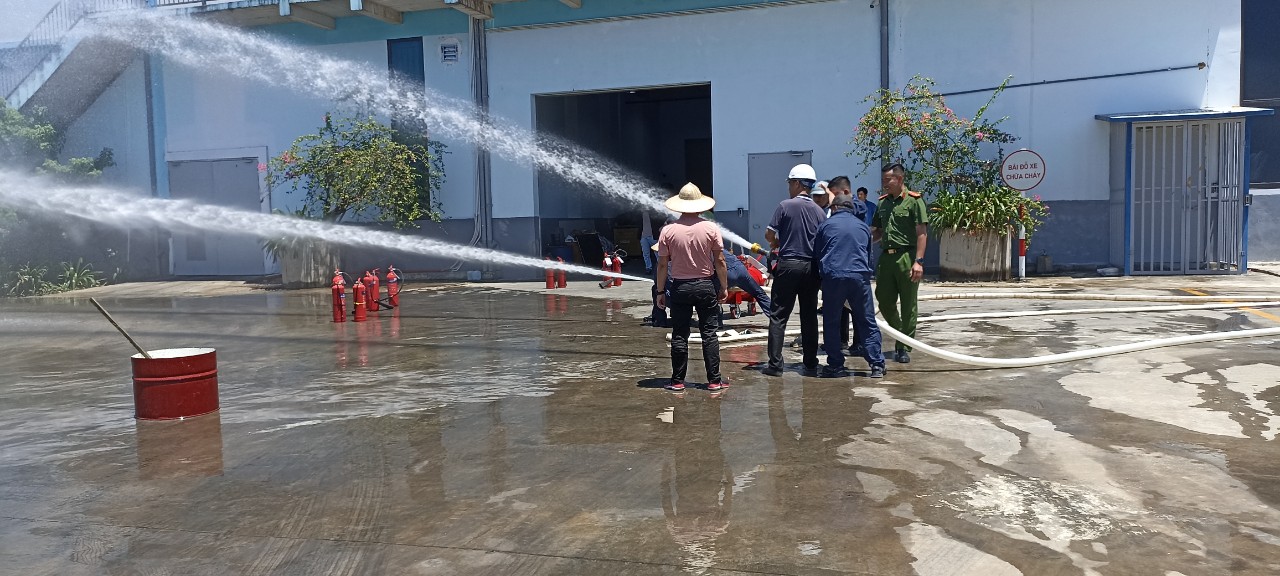Diễn tập PCCC sử dụng nước để dập tắt đám cháy