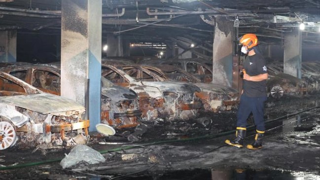 Cháy xe điện Mercedes trong tầng hầm chung cư làm hàng chục người bị thương