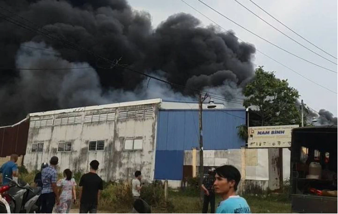 Cháy xưởng nệm ở Hóc Môn khói đen trời