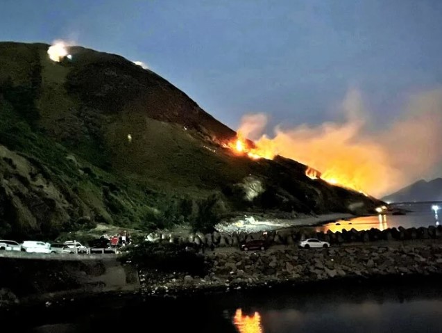 Huy động 300 người xuyên đêm dập đám cháy rừng ở Hà Tĩnh