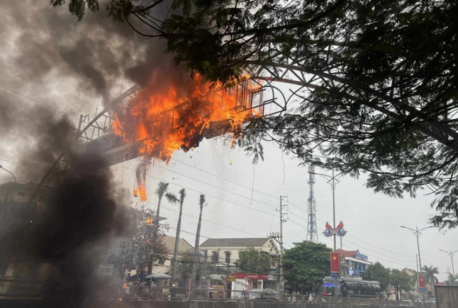 Cổng chào thị trấn giữa quốc lộ cháy ngùn ngụt1