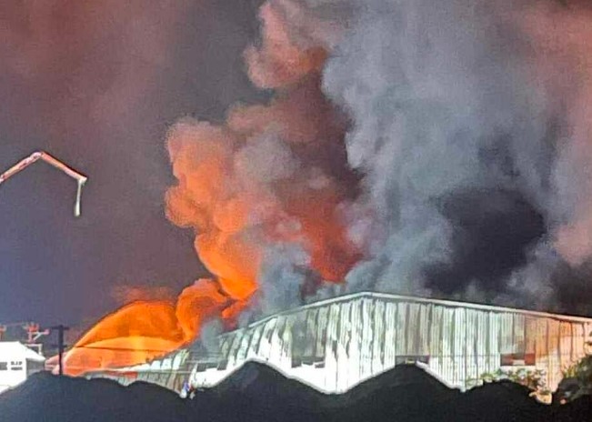 Xưởng bao bì hàng nghìn m2 ở Hòa Bình bốc cháy