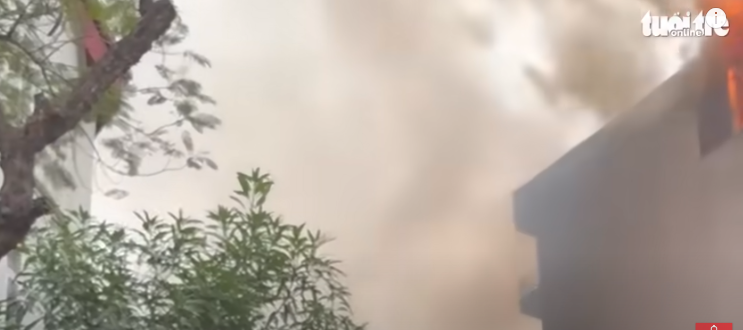 Cháy 5 căn nhà ở Hà Nội, cột khói đen cao hàng chục mét