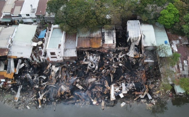 Cảnh đổ nát sau vụ cháy loạt nhà ven kênh TP HCM