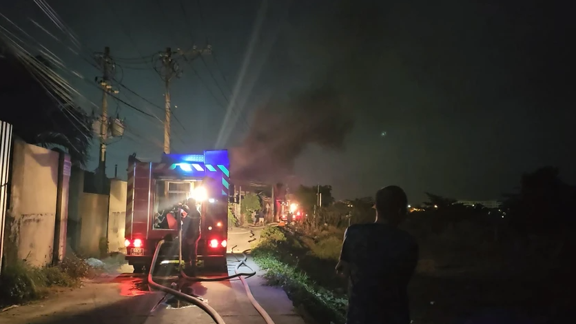 Cháy lớn ở Bình Chánh, nhiều người dân phải tháo chạy ra cánh đồng