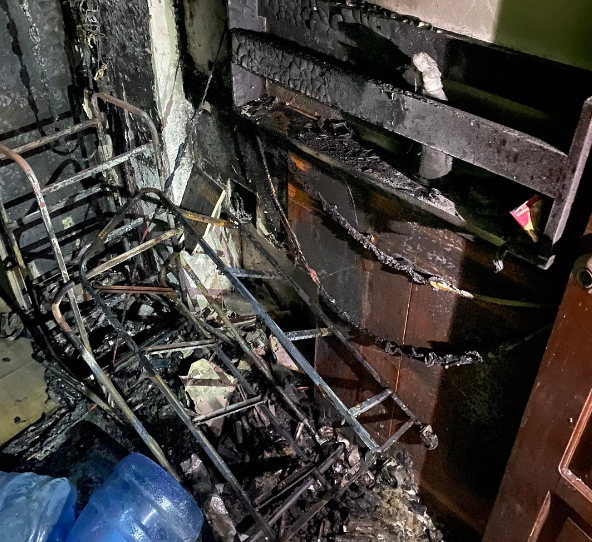 Cầu Giấy: Cháy nhà 4 tầng, gia đình cho cháu bé 5 tháng tuổi vào xô thả xuống đất thoát nạn