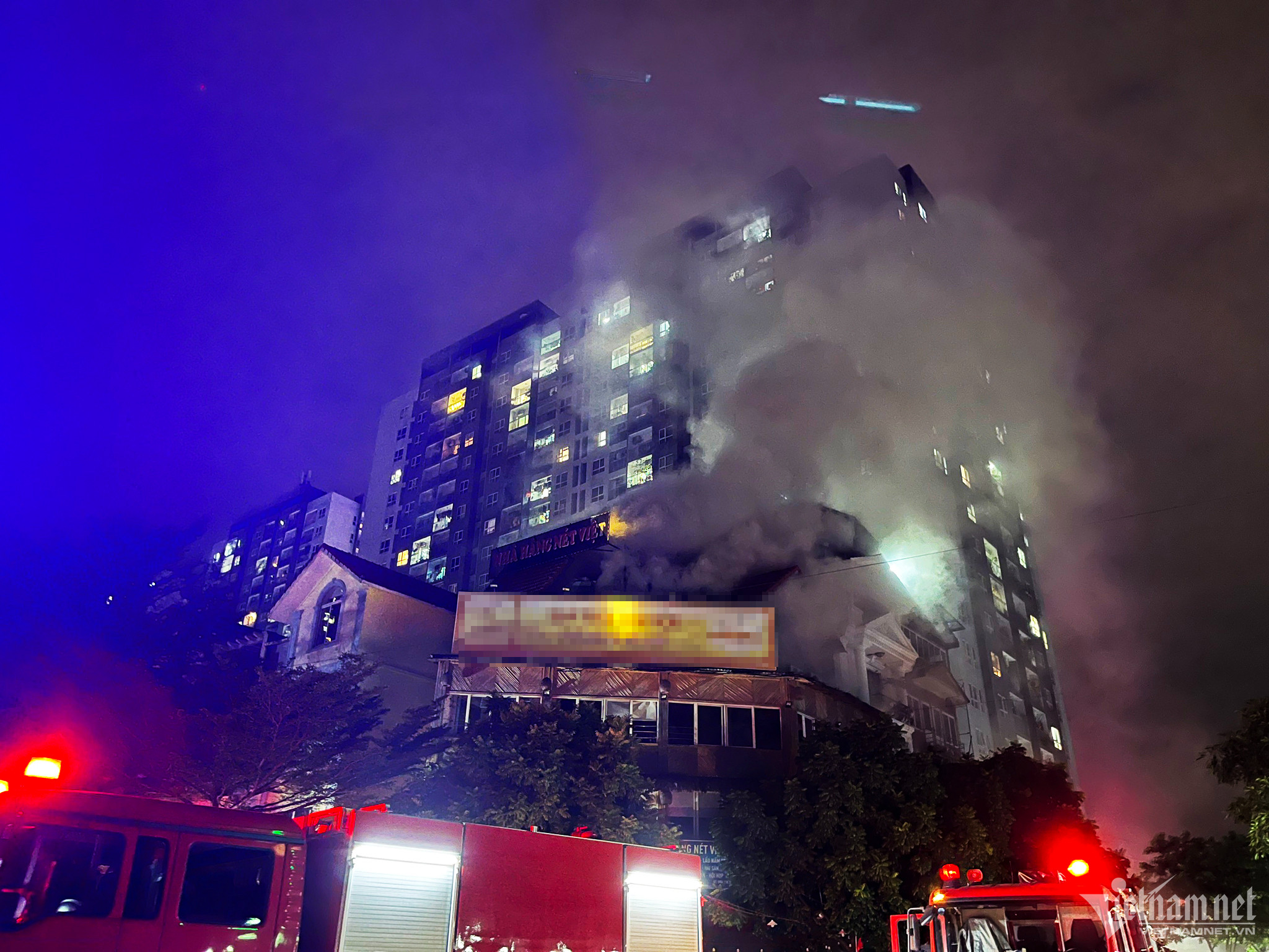 Nhà hàng trong khu đô thị Kim Văn - Kim Lũ (Đại Kim, Hoàng Mai, Hà Nội) bất ngờ bốc cháy tại tầng tum khiến khách hoảng hốt bỏ chạy.