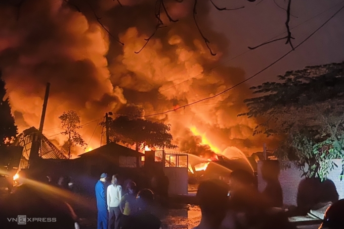 Kho hàng 700 m2 trên đất quốc phòng cháy dữ dội